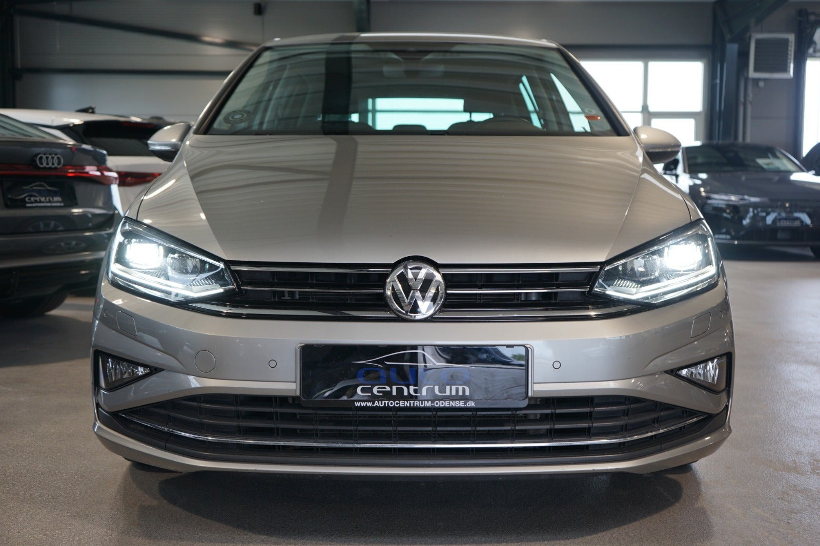 Orange VW Golf Sportsvan fra 2020