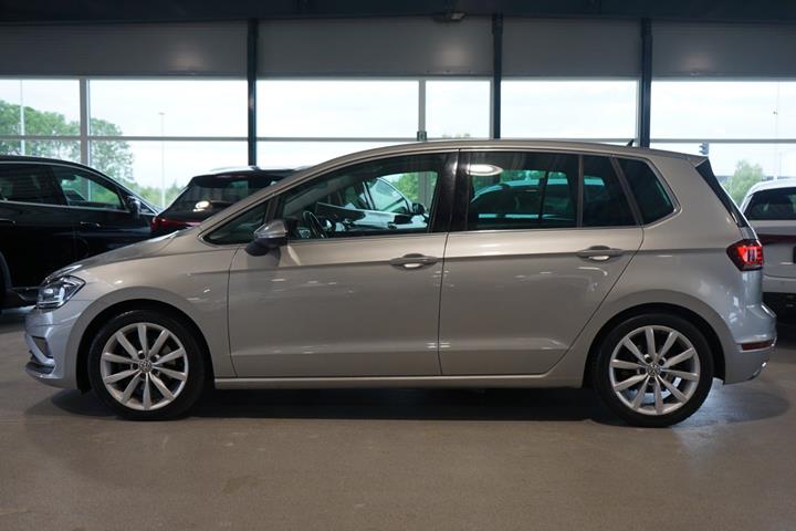 Orange VW Golf Sportsvan fra 2020