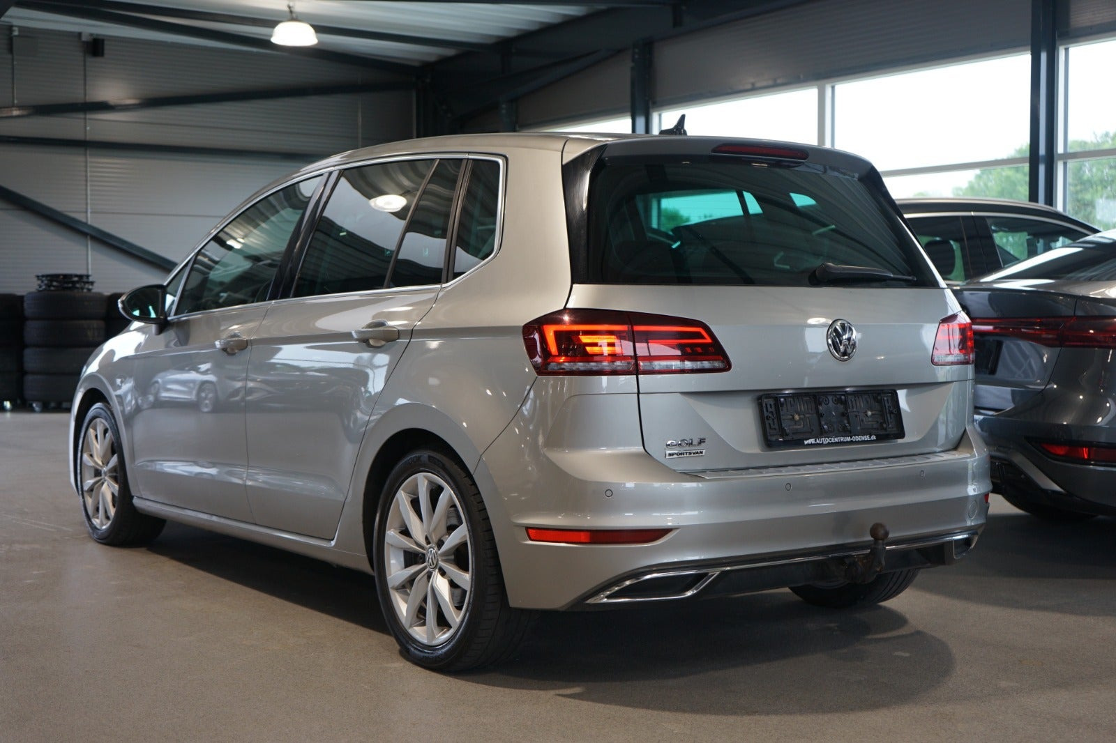Orange VW Golf Sportsvan fra 2020