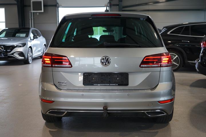 Orange VW Golf Sportsvan fra 2020