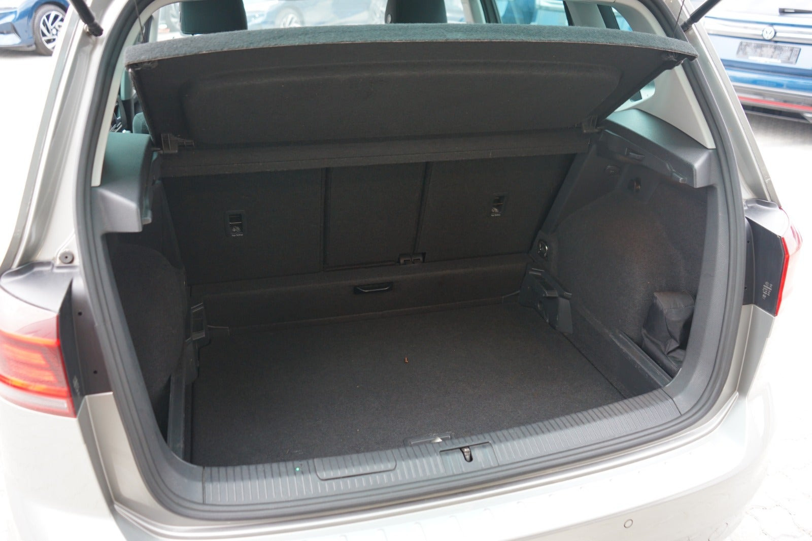 Orange VW Golf Sportsvan fra 2020