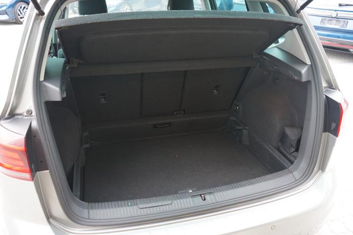 Orange VW Golf Sportsvan fra 2020