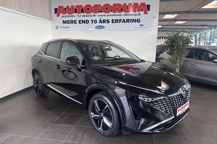 Sort Nissan Qashqai fra 2025 set udefra