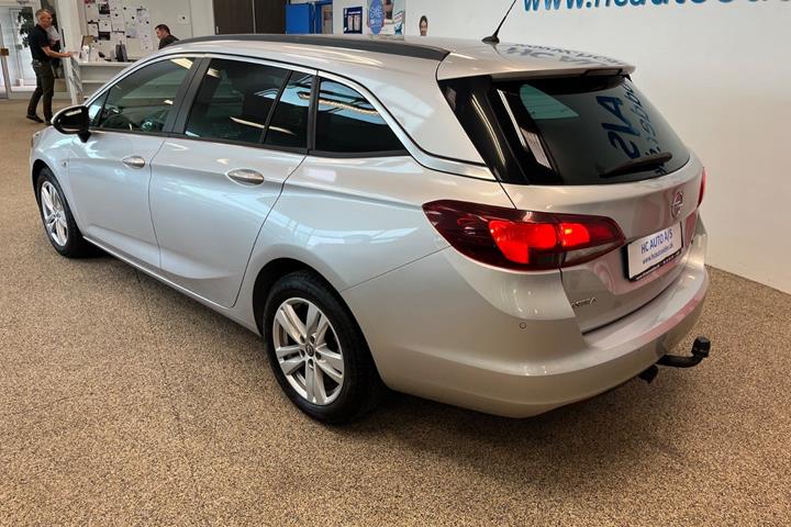 Grå Opel Astra fra 2019