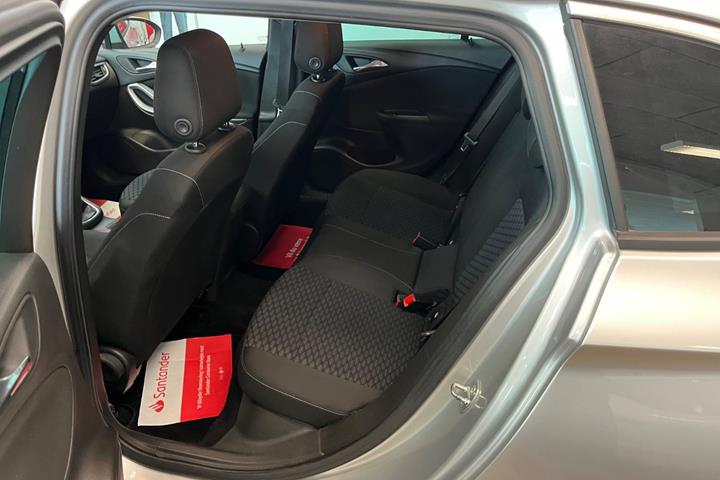Grå Opel Astra fra 2019
