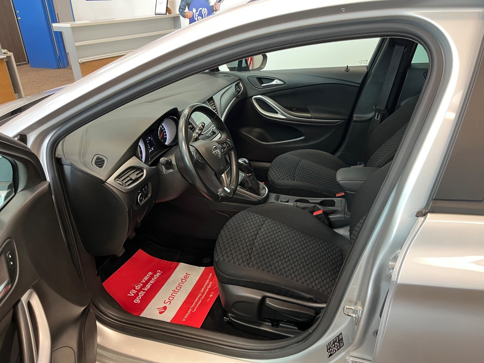 Sølv Opel Astra fra 2019