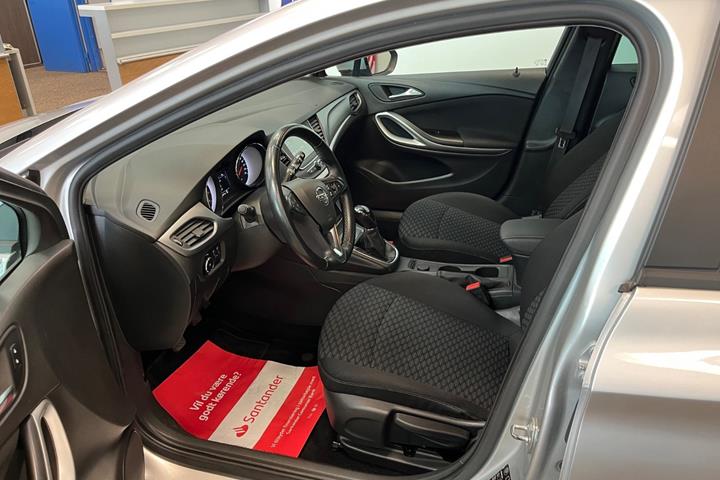 Sølv Opel Astra fra 2019