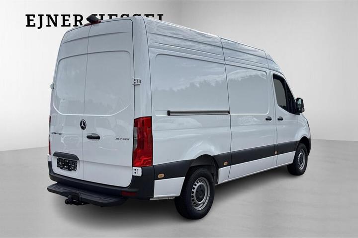 Hvid Mercedes Sprinter 317 fra 2025