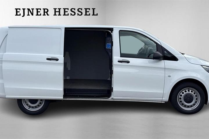 Hvid Mercedes Vito 114 fra 2023