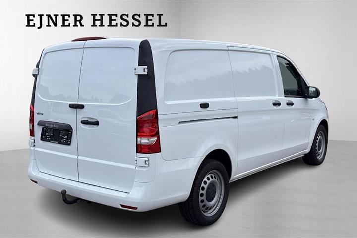 Hvid Mercedes Vito 114 fra 2023