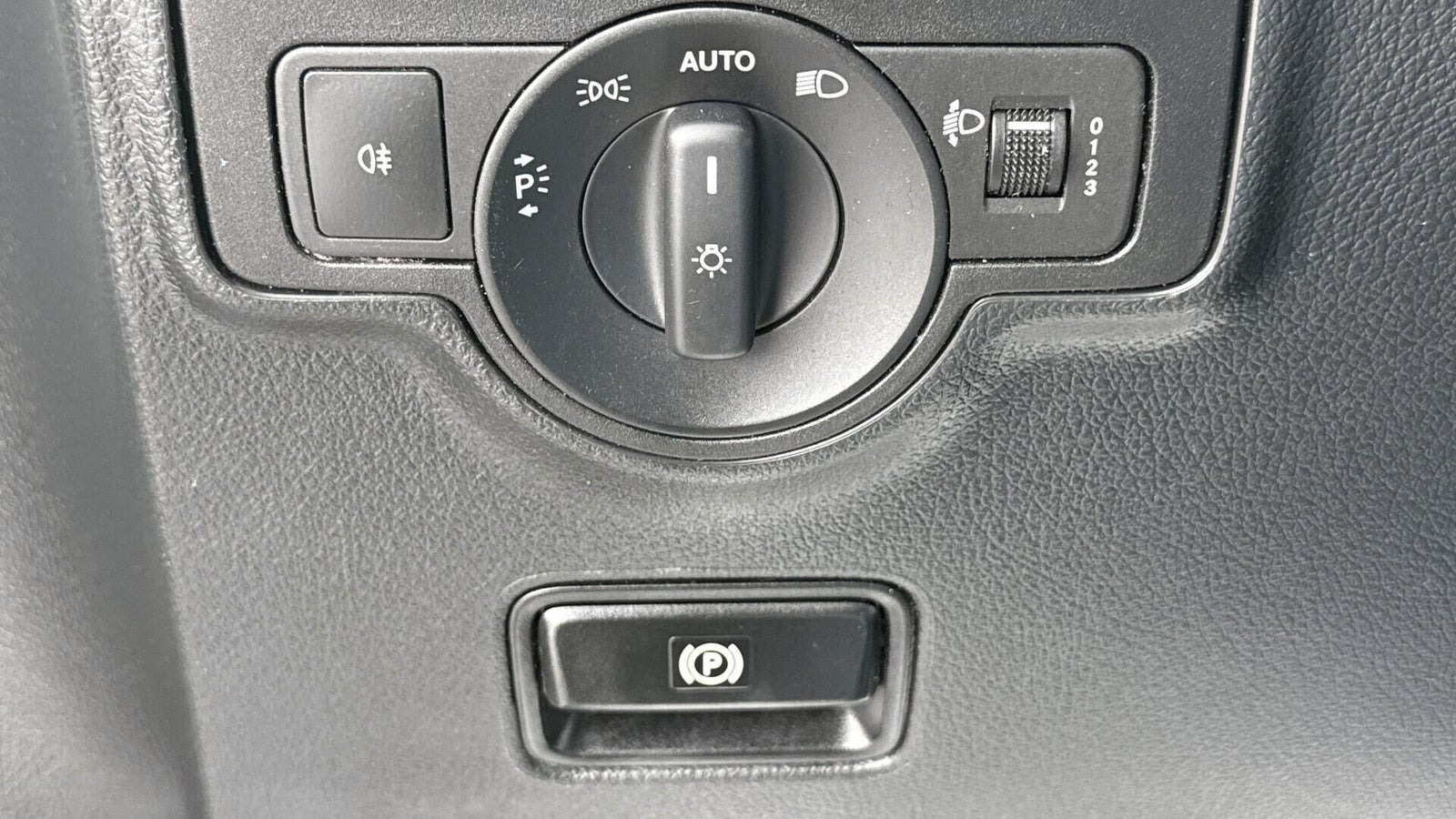 Hvid Mercedes Vito 114 fra 2023