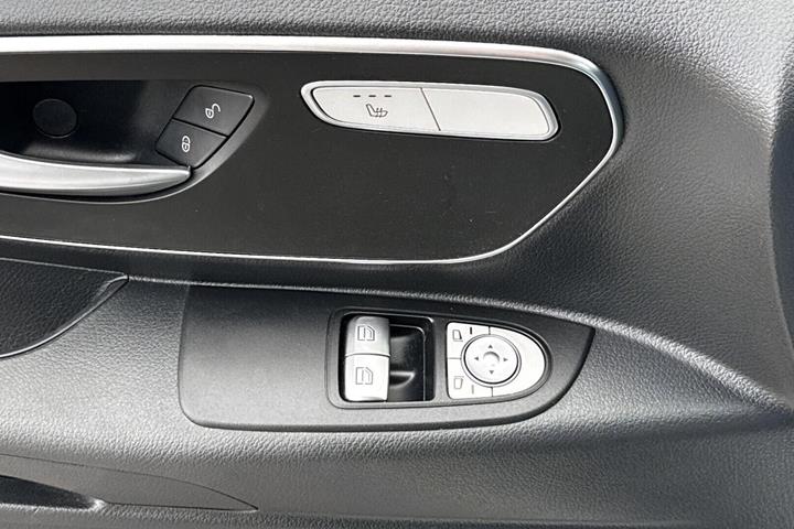 Hvid Mercedes Vito 114 fra 2023