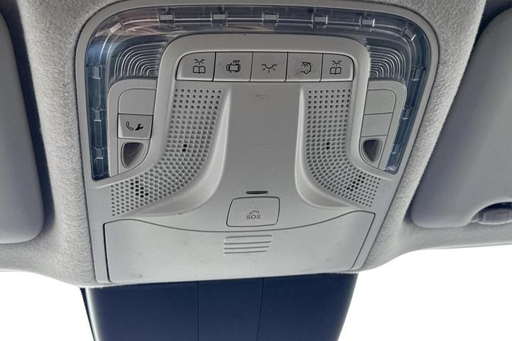 Hvid Mercedes Vito 114 fra 2023
