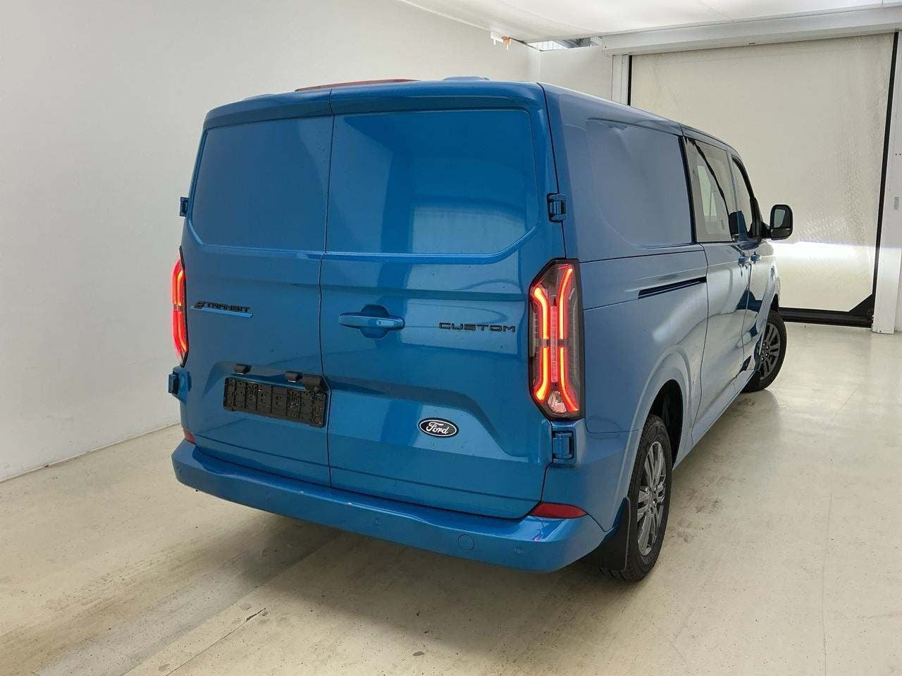 Blå Ford E-Transit Custom 340 L2 fra 2026