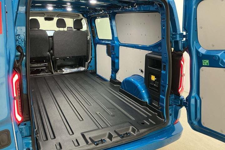 Blå Ford E-Transit Custom 340 L2 fra 2026