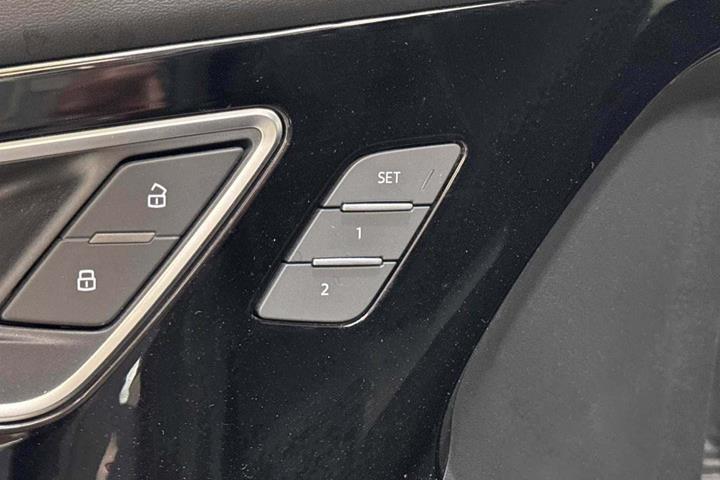 Grå Audi Q4 e-tron fra 2024