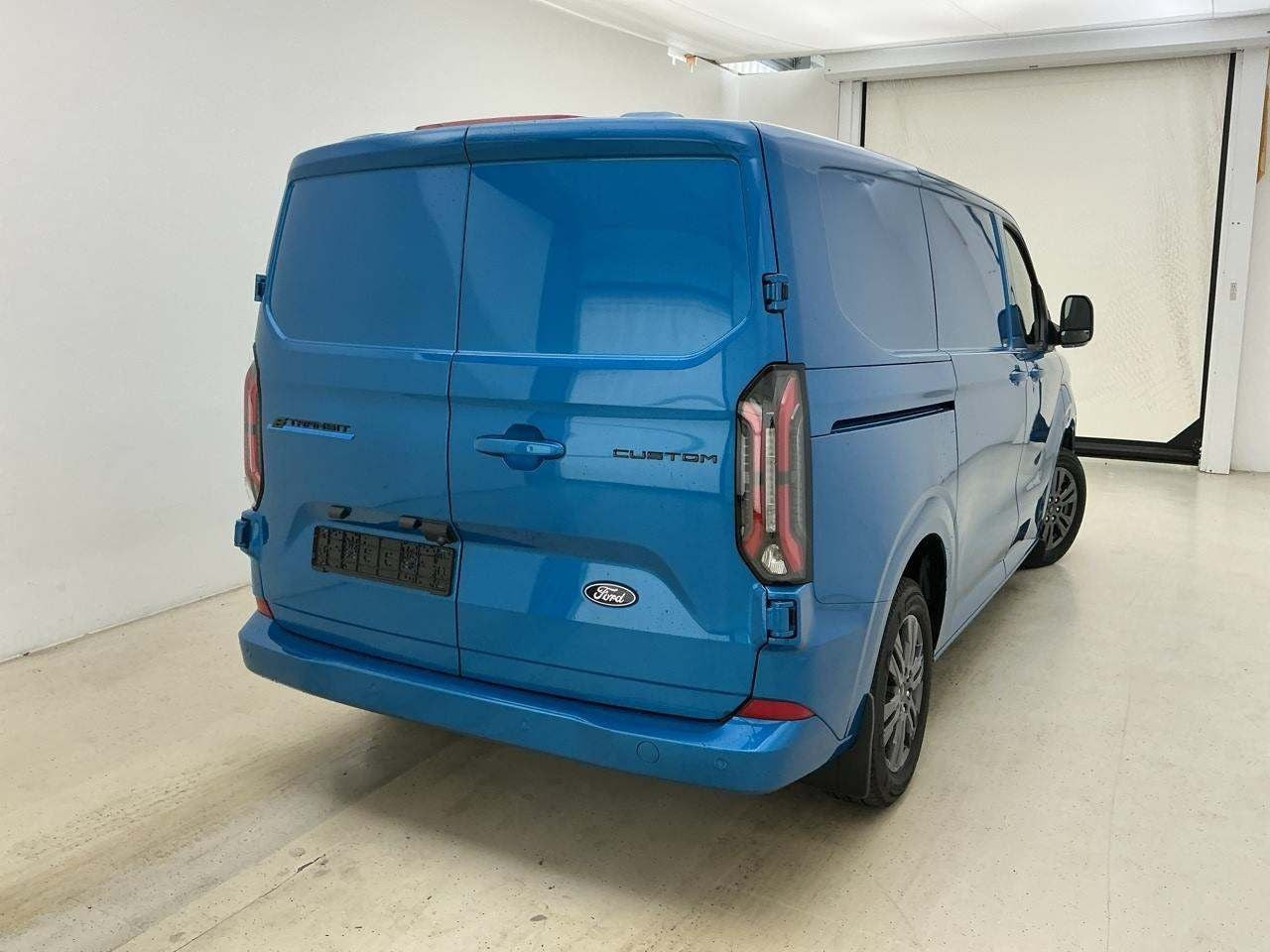 Blå Ford E-Transit Custom 320 L1 fra 2025