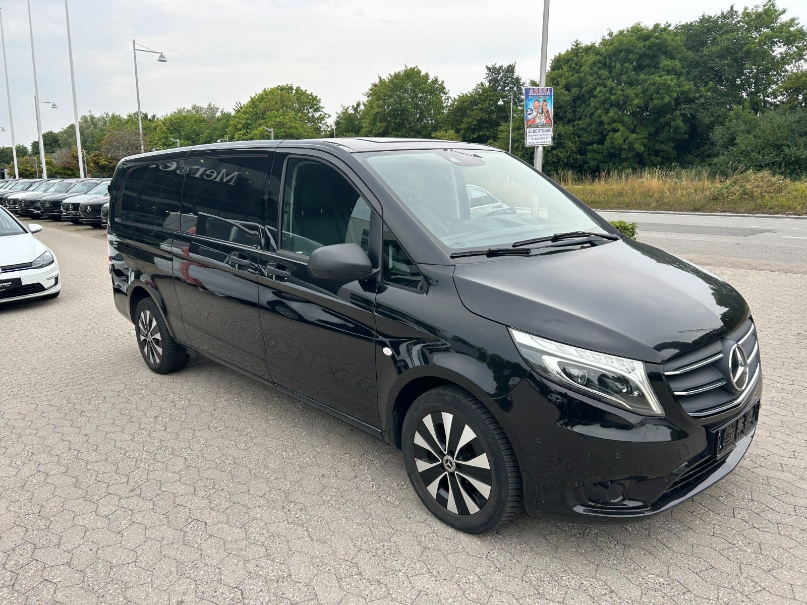 Sort Mercedes Vito 119 fra 2022