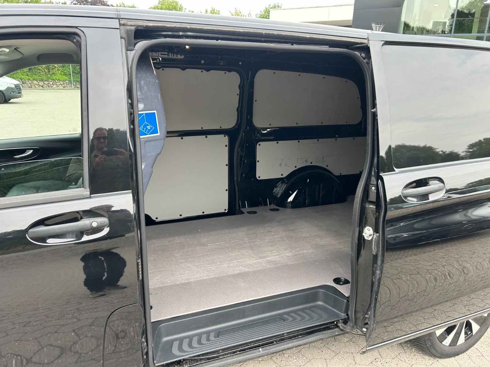 Sort Mercedes Vito 119 fra 2022