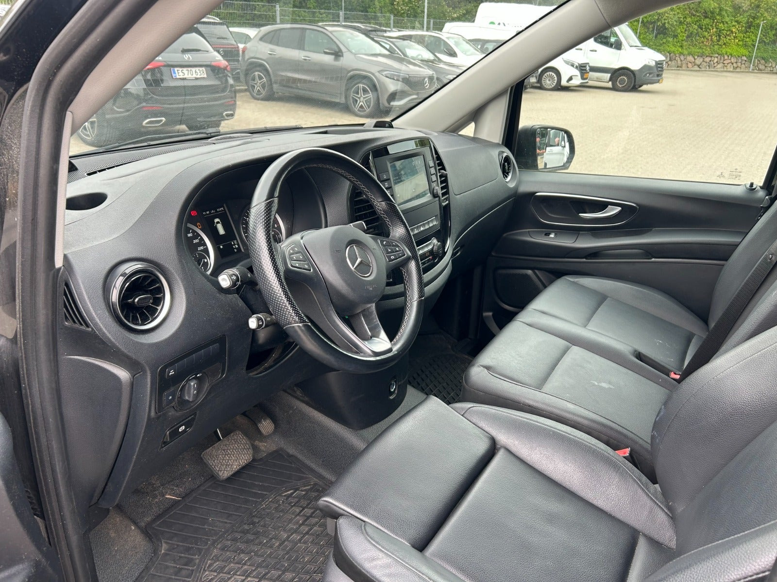 Sort Mercedes Vito 119 fra 2022