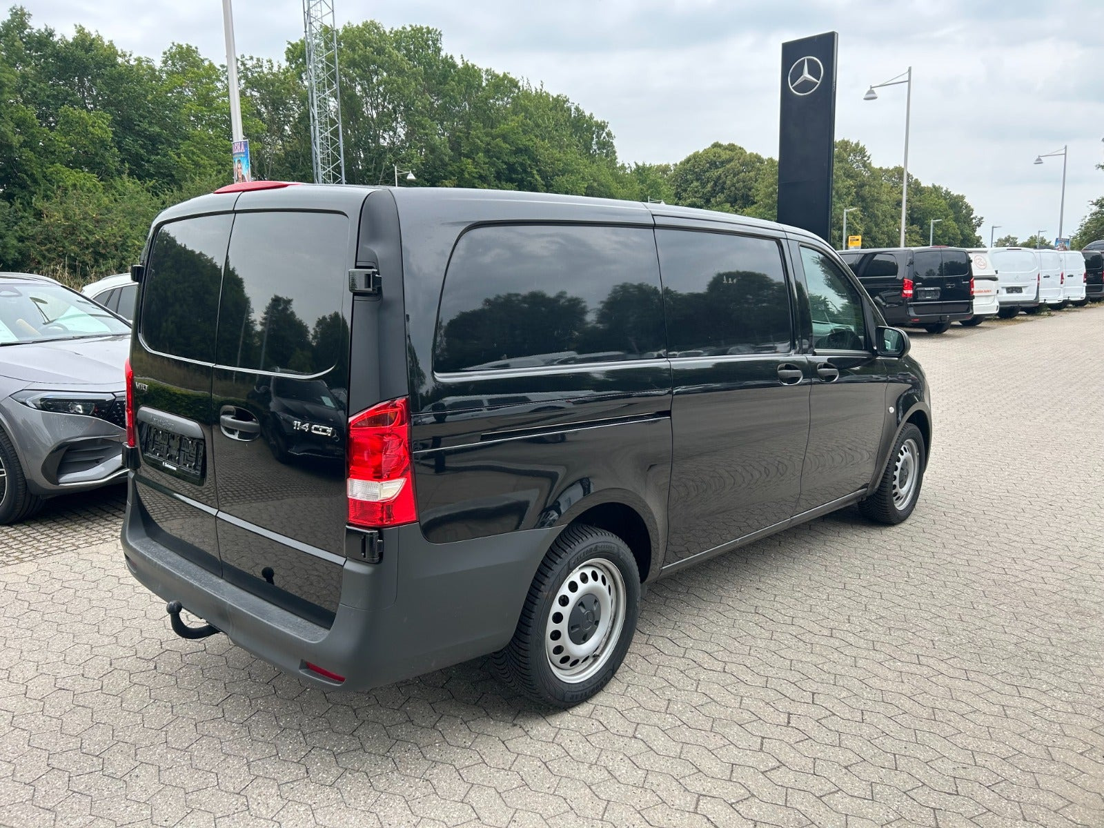 Sort Mercedes Vito 114 fra 2024