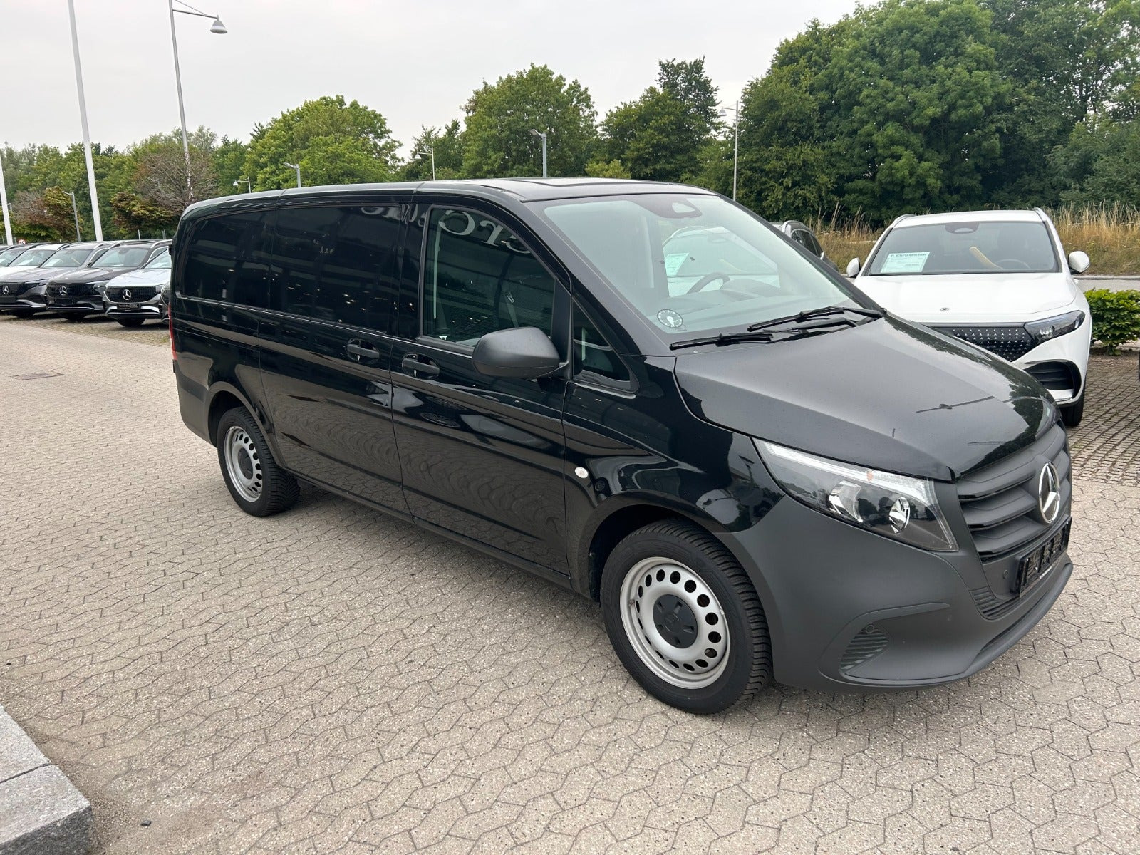 Sort Mercedes Vito 114 fra 2024