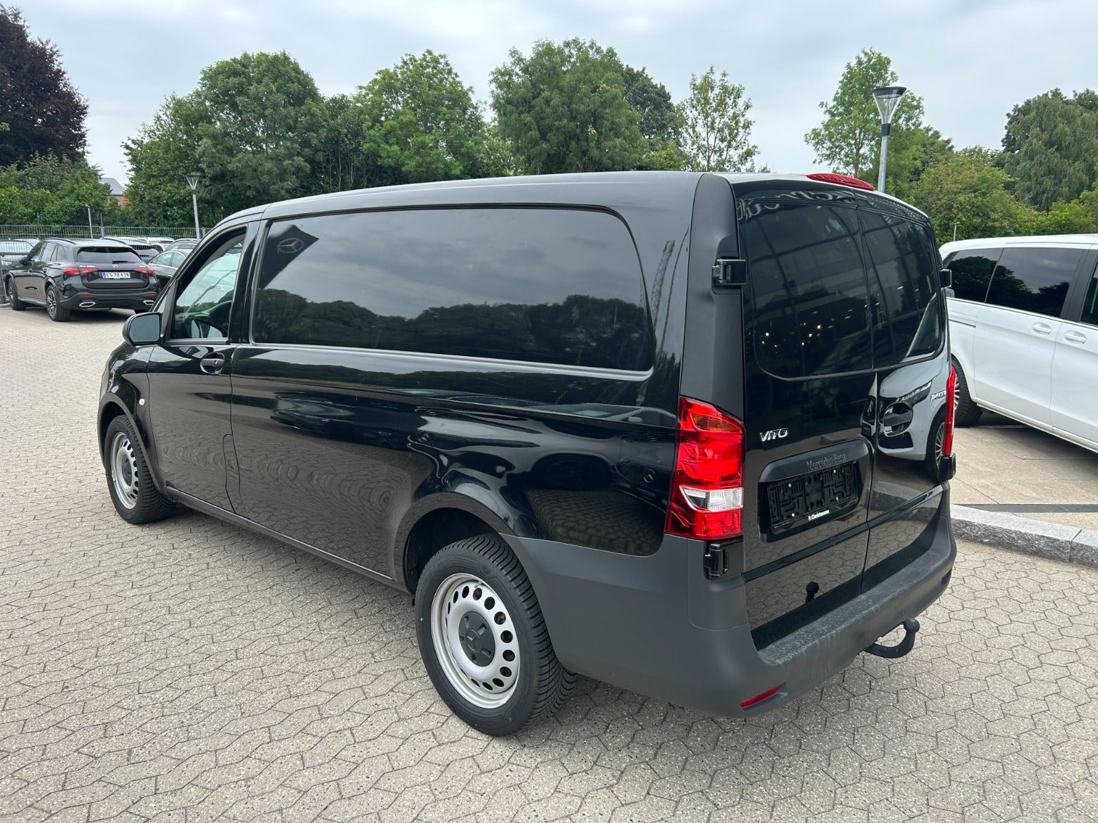 Sort Mercedes Vito 114 fra 2024