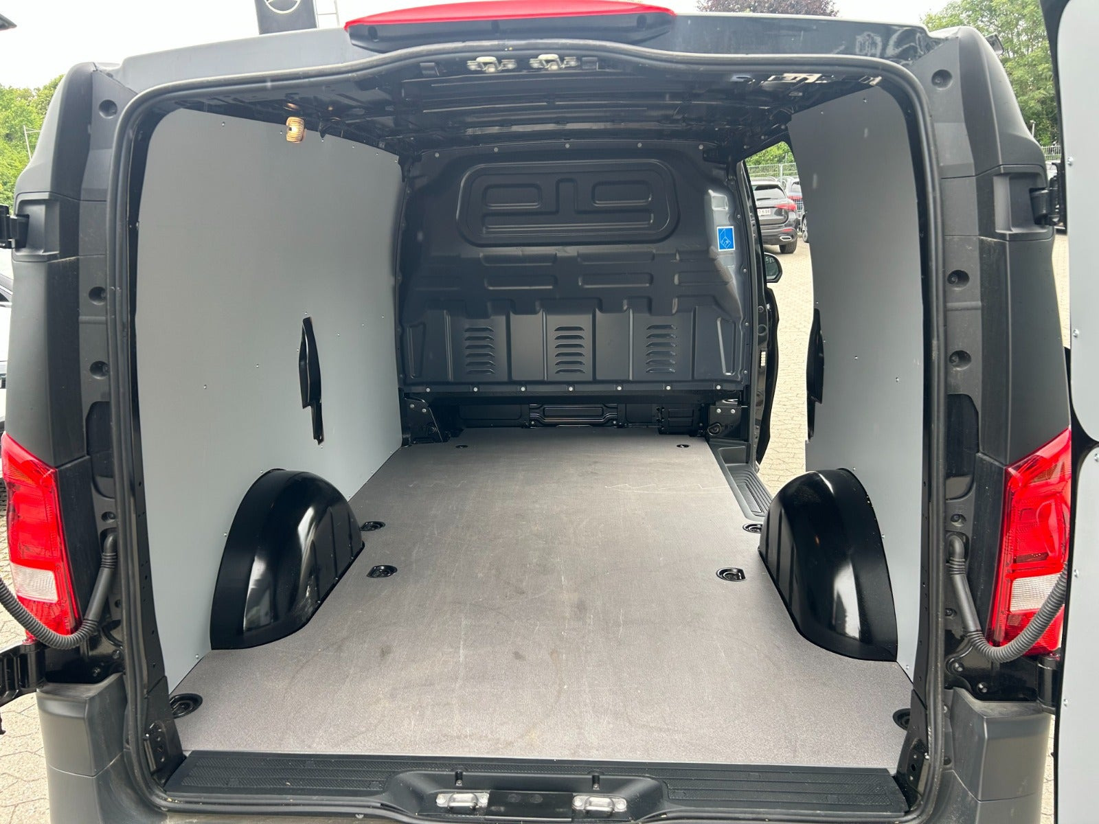Sort Mercedes Vito 114 fra 2024