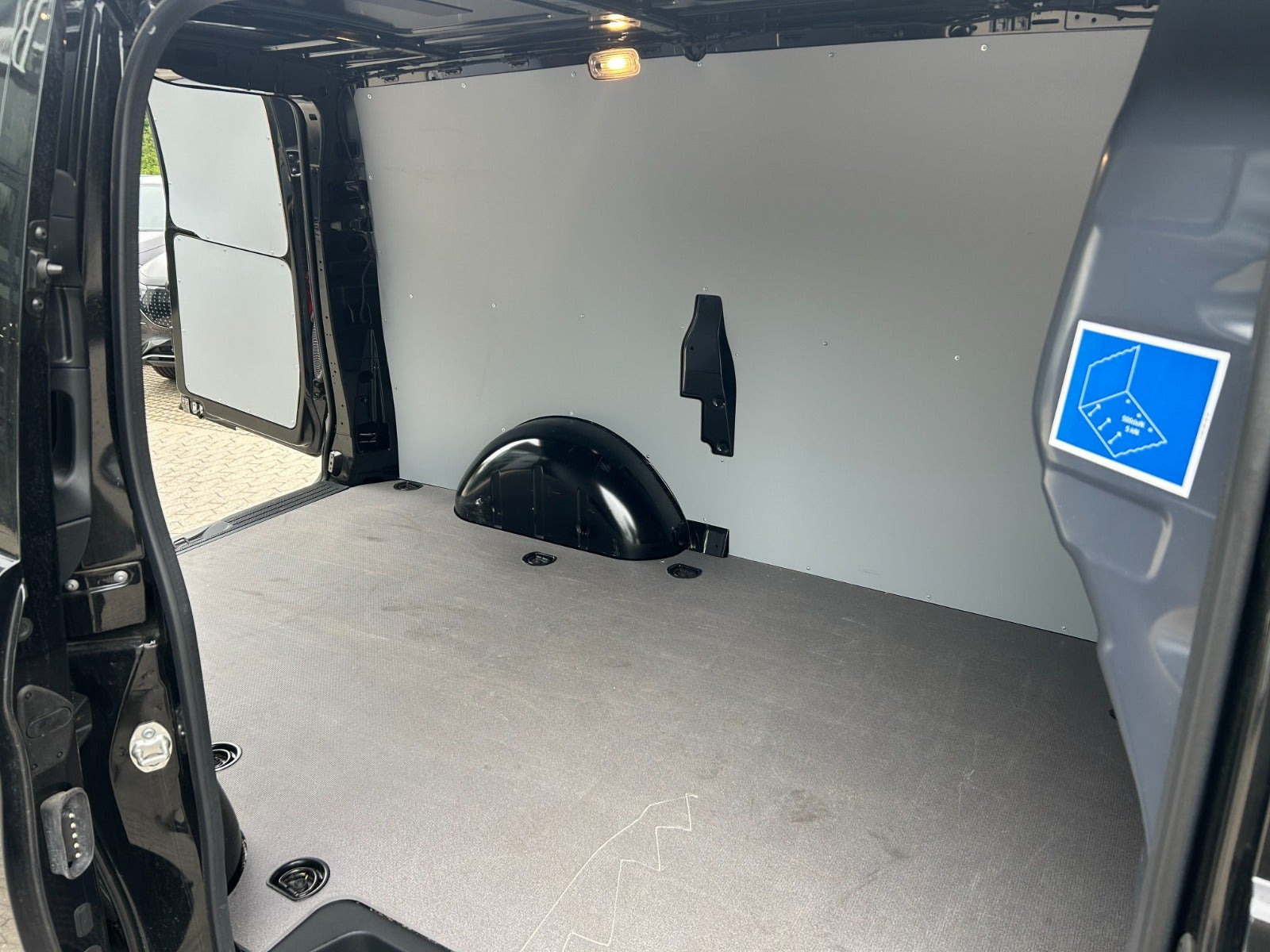 Sort Mercedes Vito 114 fra 2024