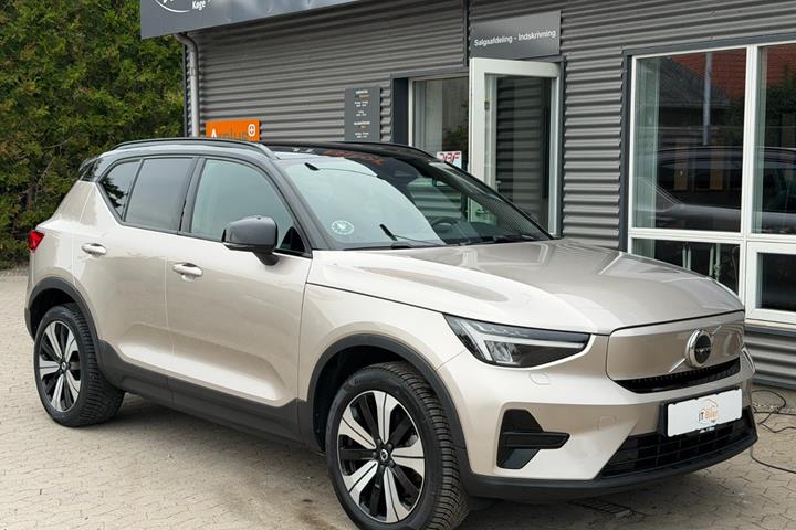 Orange Volvo XC40 fra 2023 set udefra