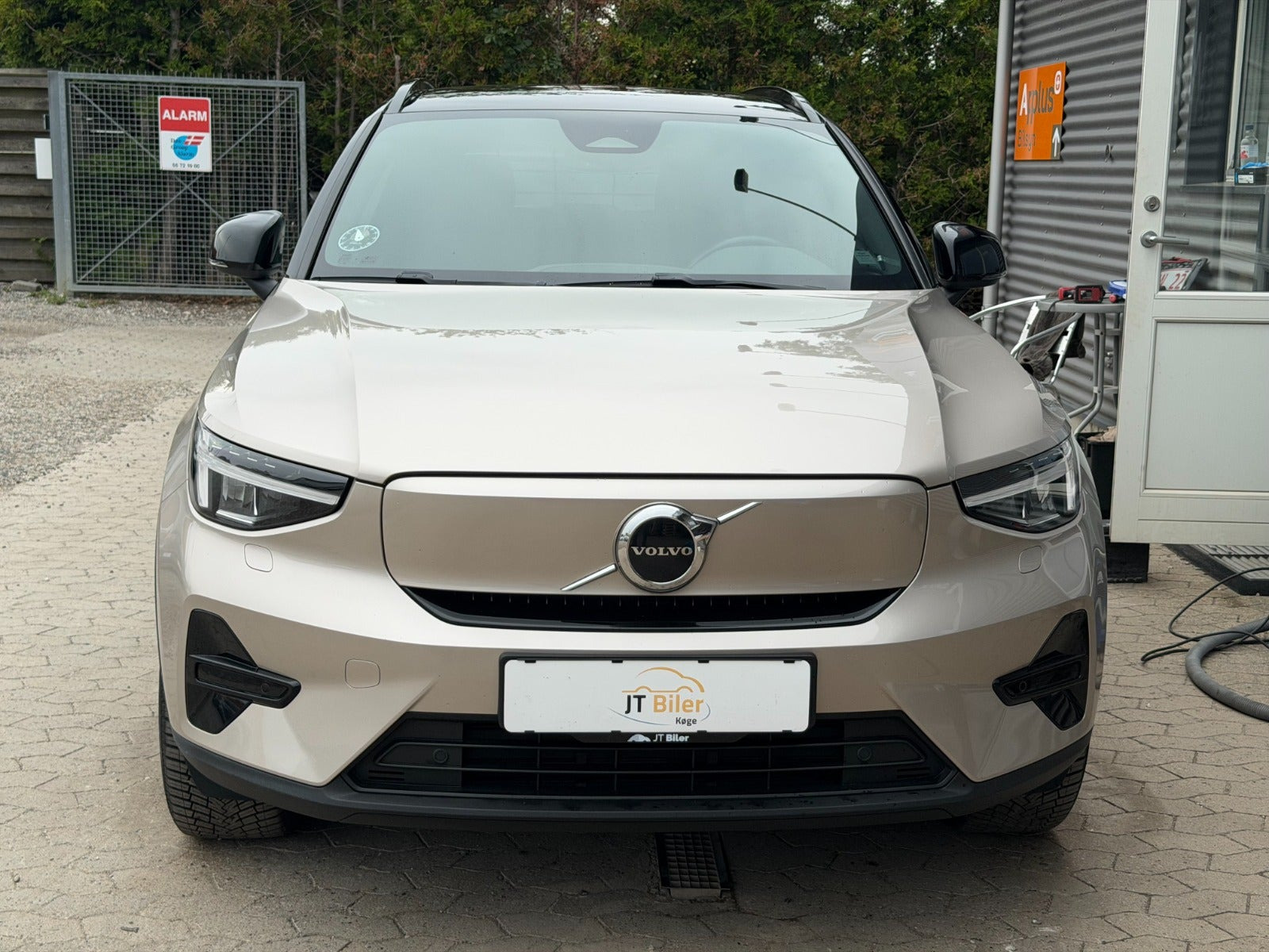 Orange Volvo XC40 fra 2023