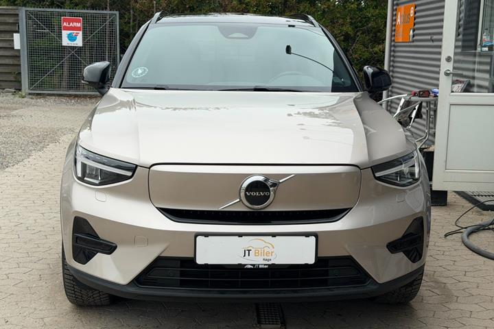 Orange Volvo XC40 fra 2023