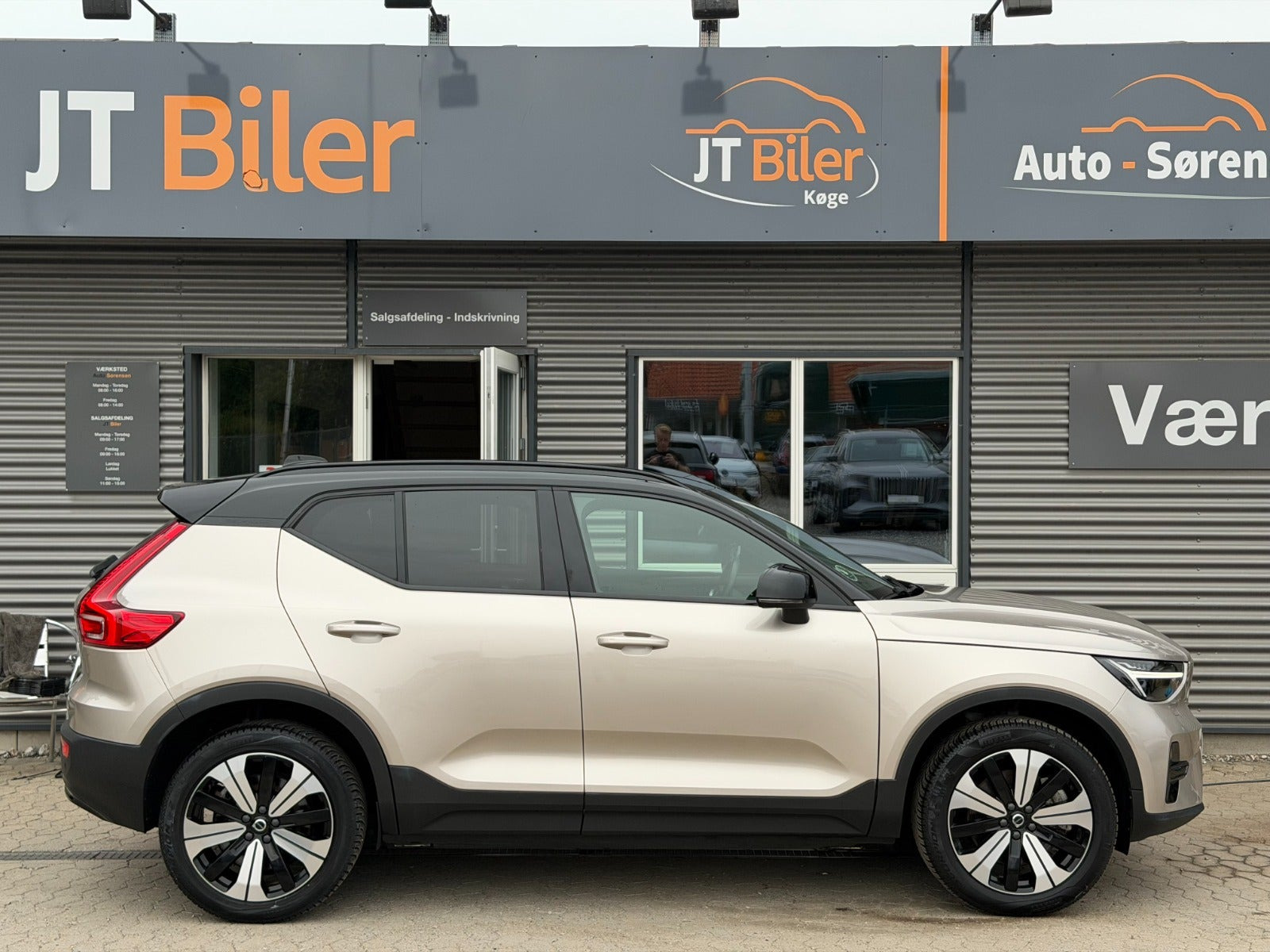 Orange Volvo XC40 fra 2023