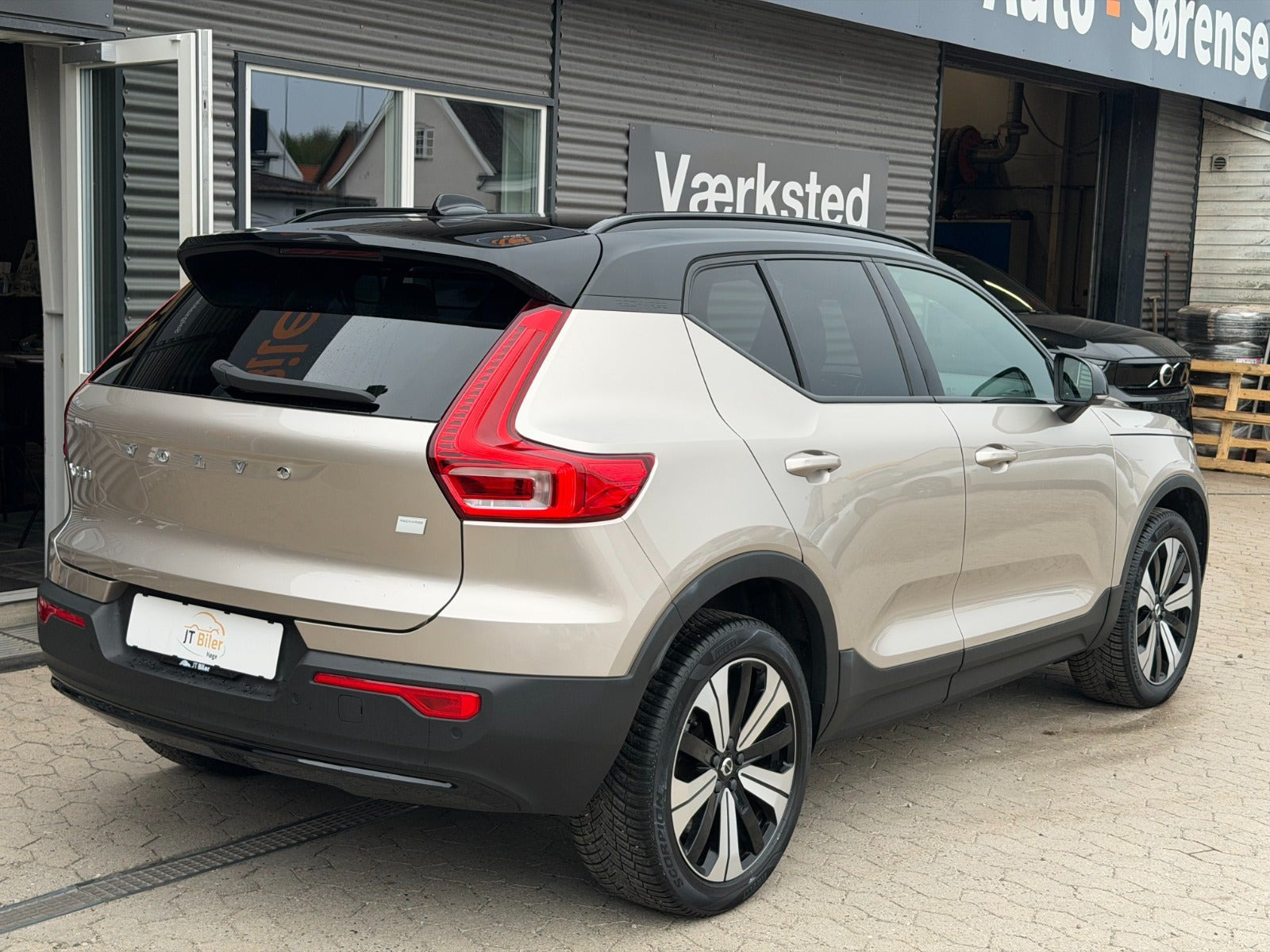 Orange Volvo XC40 fra 2023