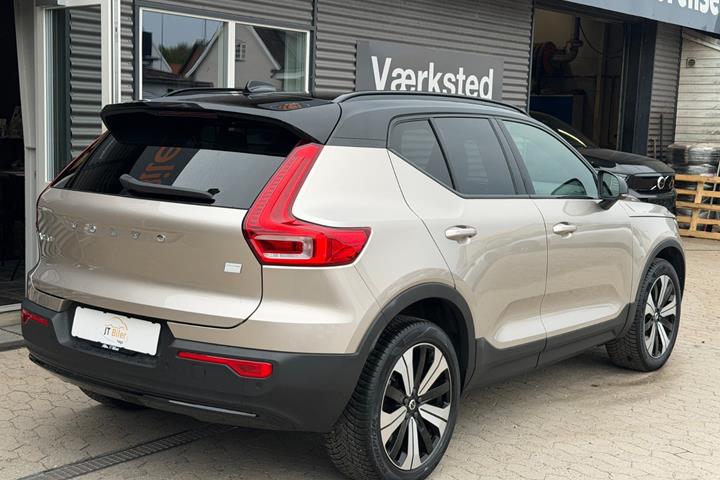Orange Volvo XC40 fra 2023