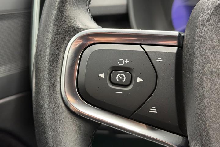 Orange Volvo XC40 fra 2023