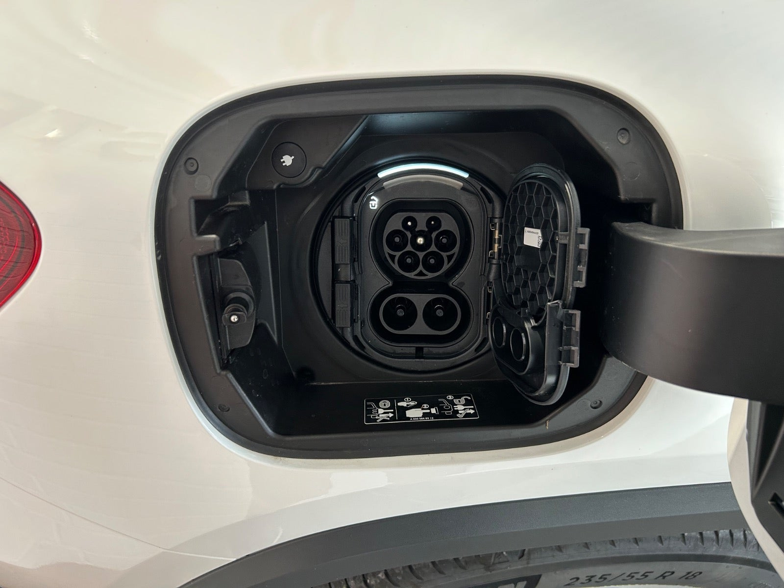 Hvid Mercedes EQA250+ fra 2025