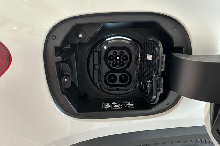 Hvid Mercedes EQA250+ fra 2025
