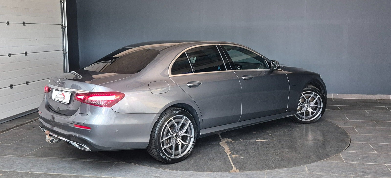 Grå Mercedes E300 de fra 2021