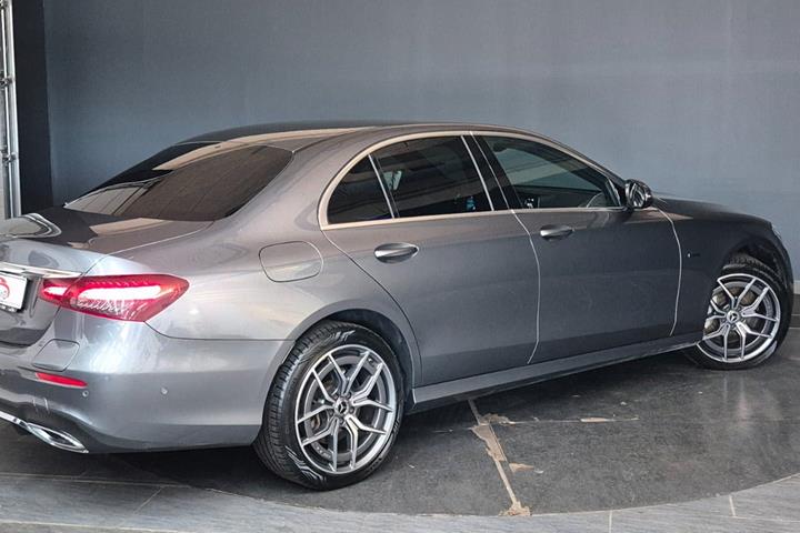 Grå Mercedes E300 de fra 2021
