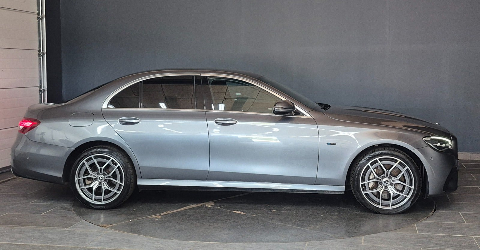 Grå Mercedes E300 de fra 2021