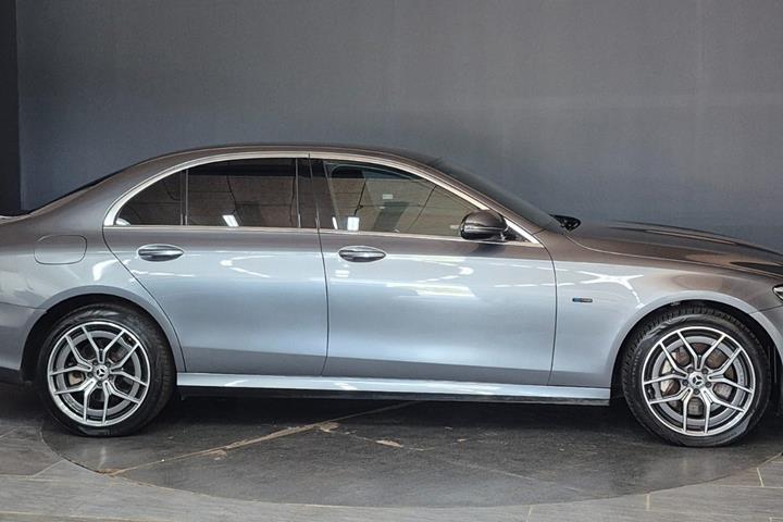 Grå Mercedes E300 de fra 2021