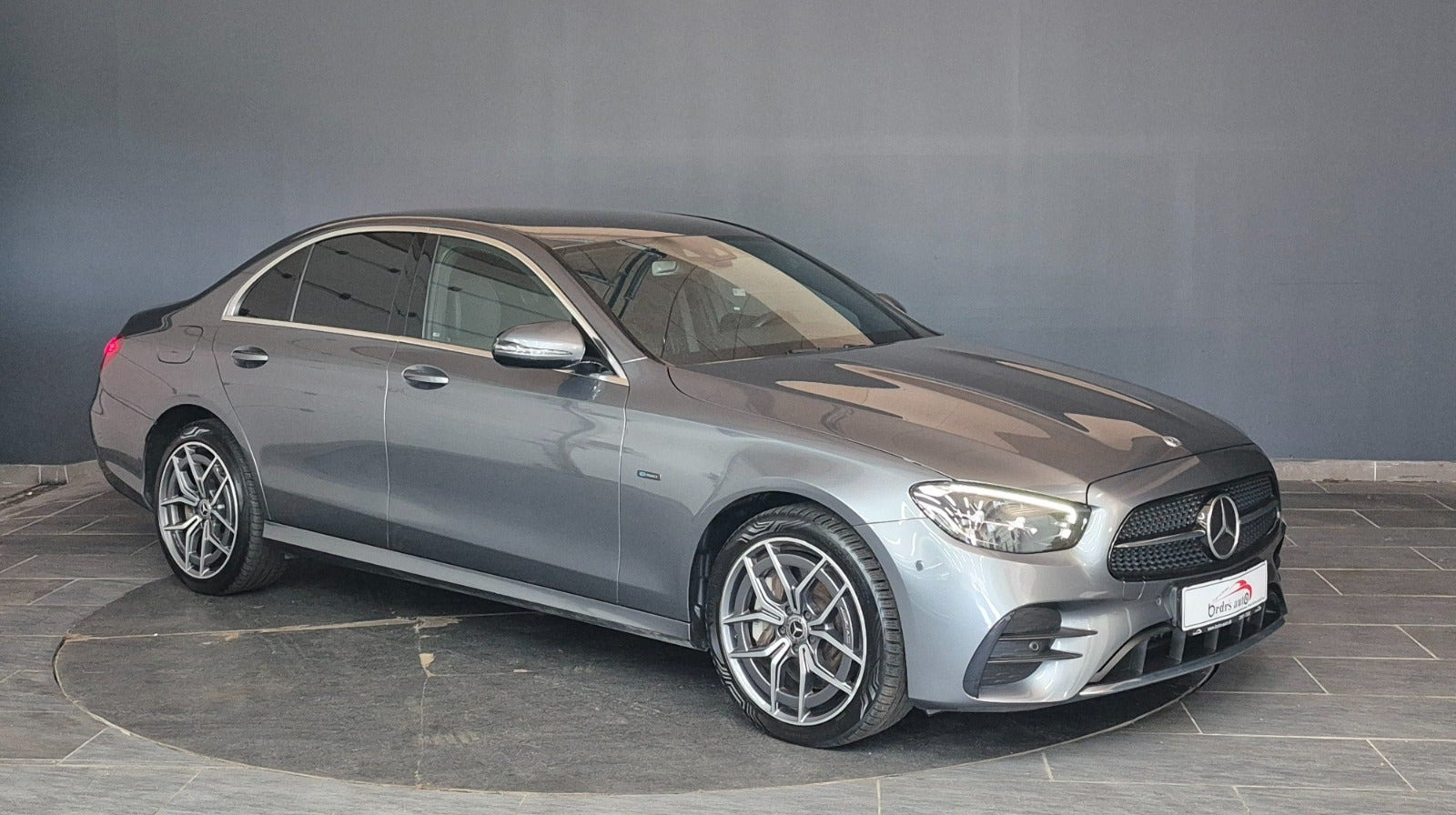 Grå Mercedes E300 de fra 2021