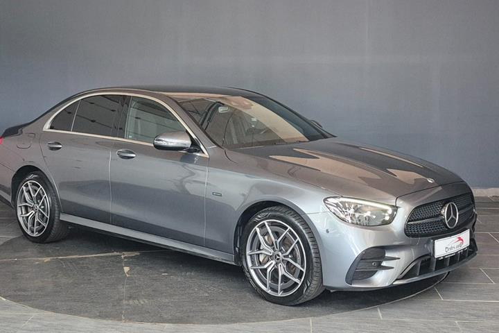 Grå Mercedes E300 de fra 2021