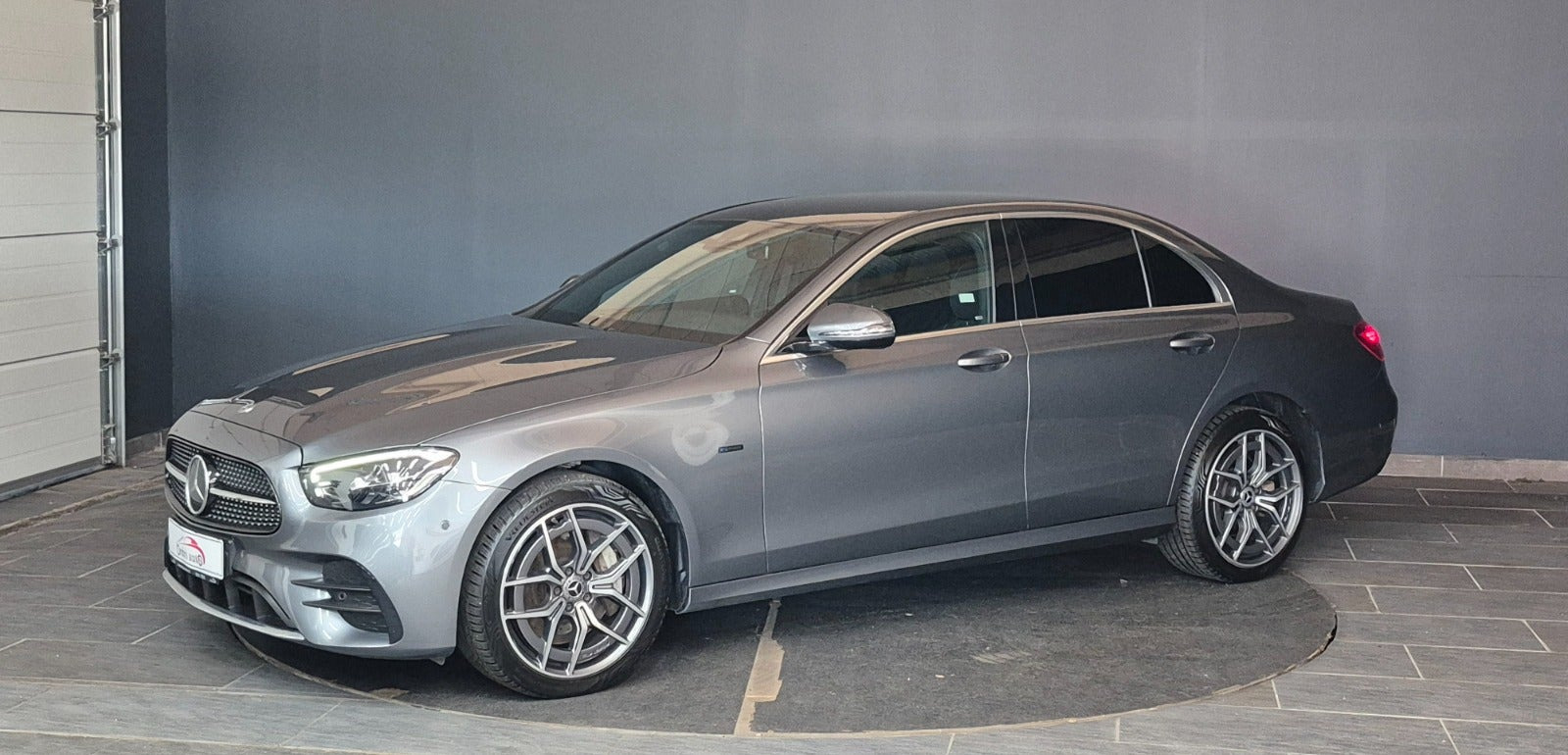 Grå Mercedes E300 de fra 2021