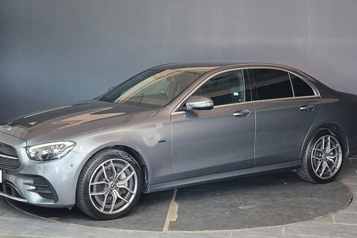 Grå Mercedes E300 de fra 2021