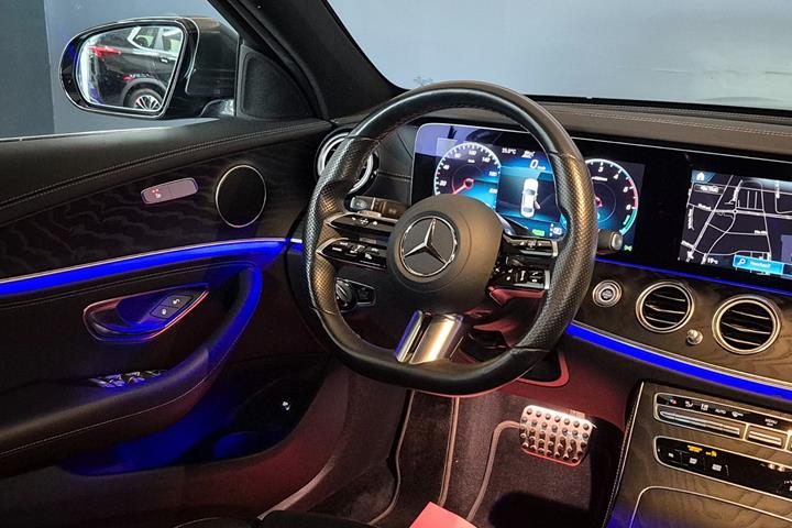 Grå Mercedes E300 de fra 2021
