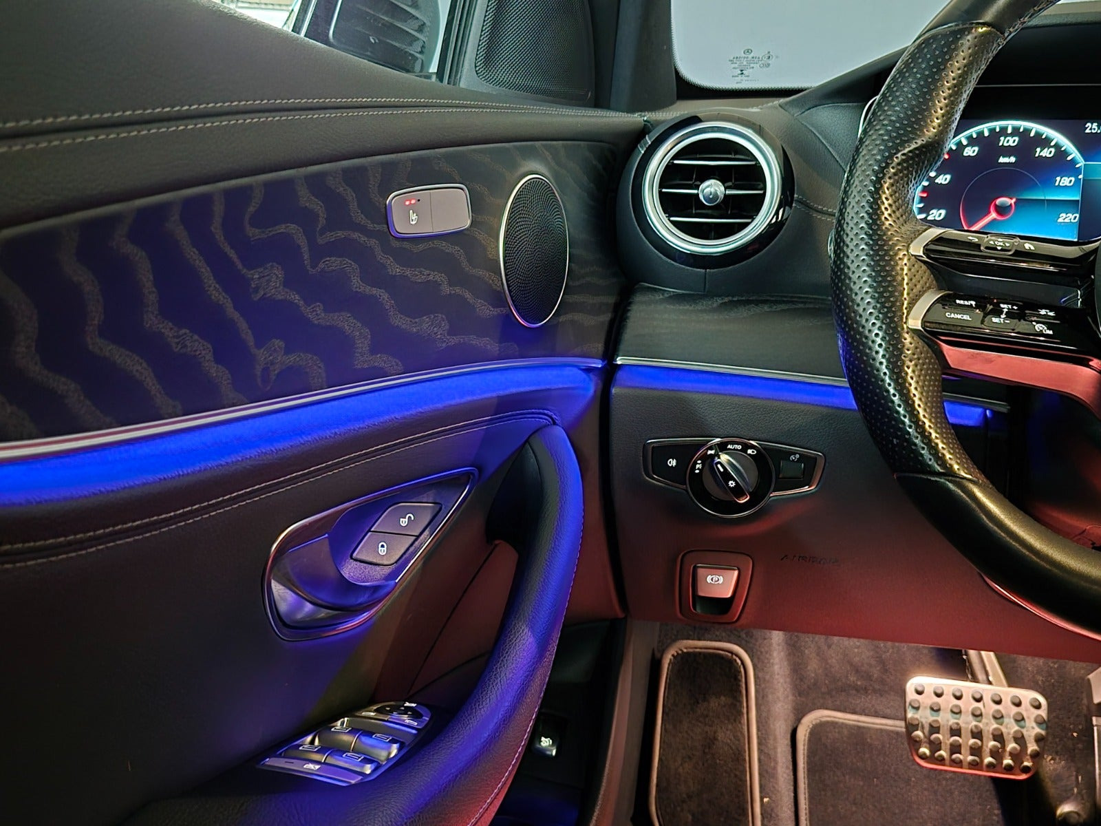 Grå Mercedes E300 de fra 2021