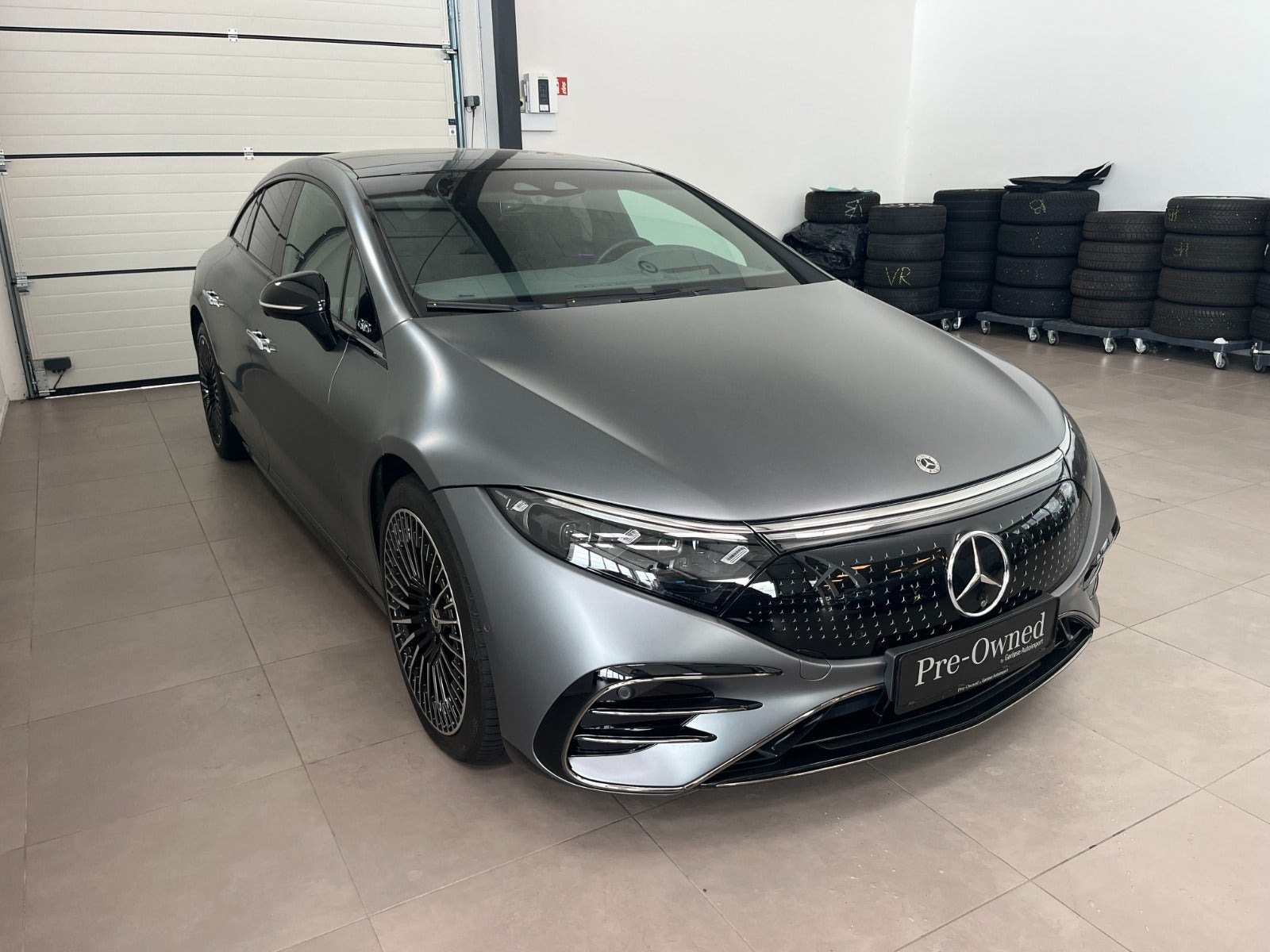 Grå Mercedes EQS580 fra 2022