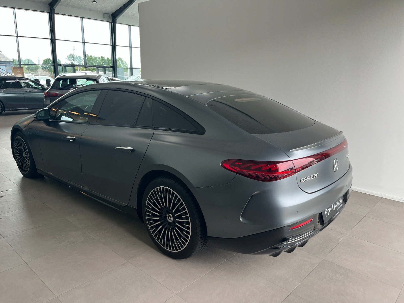 Grå Mercedes EQS580 fra 2022